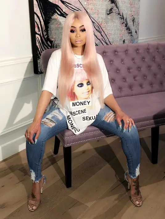 Blac Chyna bahkan mengunggah foto dirinya yang duduk di sofa berwarna ungu usai Jay mengunggah kabar putus.(instagram/blacchyna)