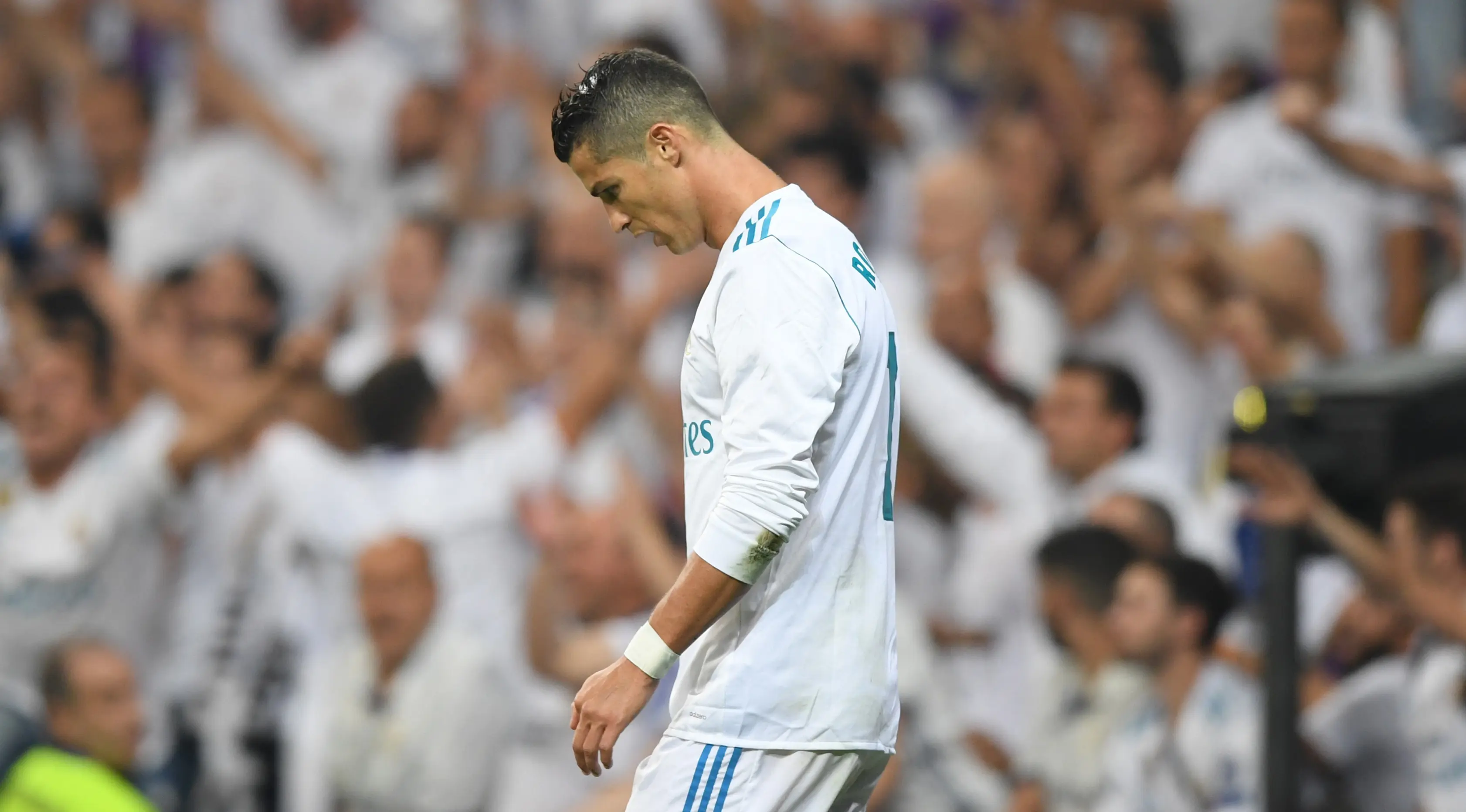 Penyerang Real Madrid, Cristiano Ronaldo tertunduk di lapangan seusai kehilangan satu gol pada laga pekan lima La Liga melawan Real Betis di Santiago Bernabeu, Rabu (20/9). Real Madrid keok 0-1 dari tamunya, Real Betis. (GABRIEL BOUYS/AFP)