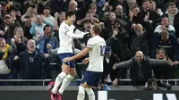 Pemain Tottenham Hotspur, Son Heung-min dan Harry Kane, merayakan gol kedua timnya saat menghadapi West Ham United dalam laga pekan ke-24 Liga Inggris, Minggu (19/2/2023) malam. Spurs menang 2-0 dalam laga tersebut. (AP Photo/Kirsty Wigglesworth)