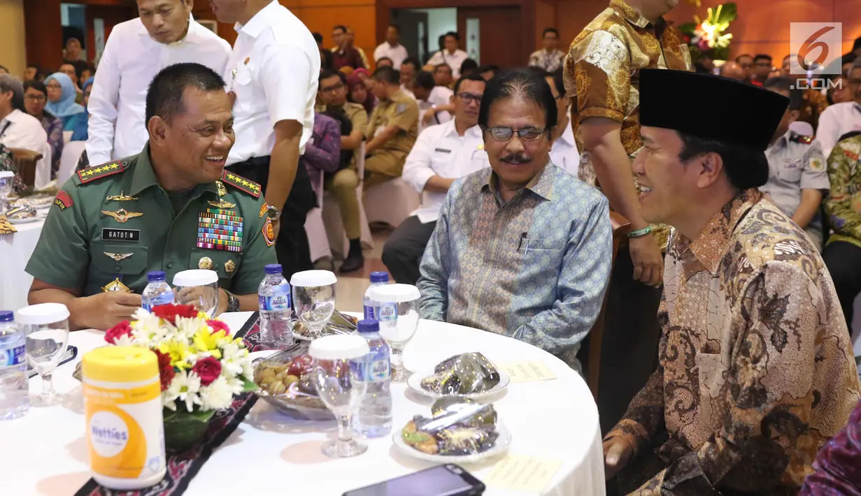Panglima TNI Jendral Gatot Nurmantyo (kiri) bersama Menteri Agraria dan Tata Ruang Sofyan Djalil saat menghadiri Hari Tata Ruang Nasional 2017 di Jakarta, Selasa (14/11).  (Liputan6.com/Angga Yuniar)