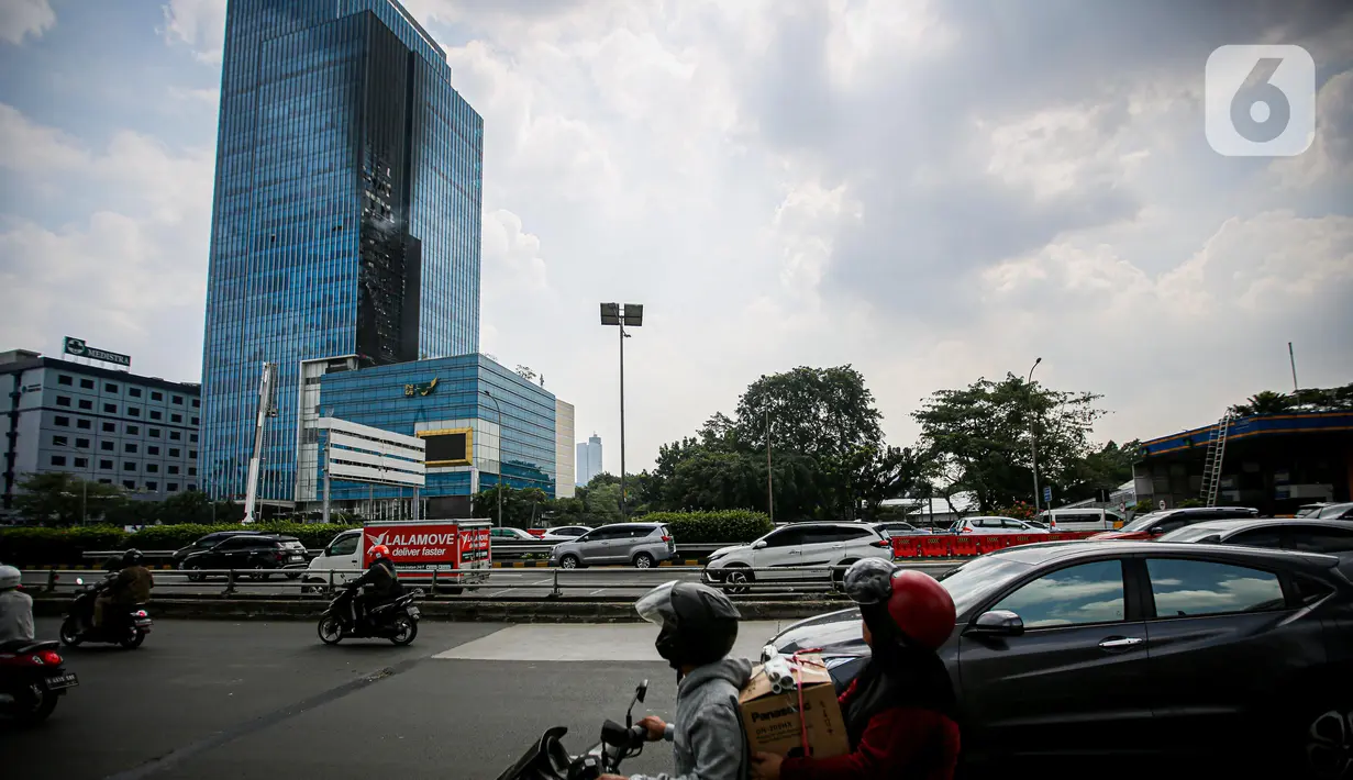 Kebakaran terjadi pada pukul 10.03 WIB dan membuat asap membumbung tinggi di sekitar lokasi.(Liputan6.com/Faizal Fanani)