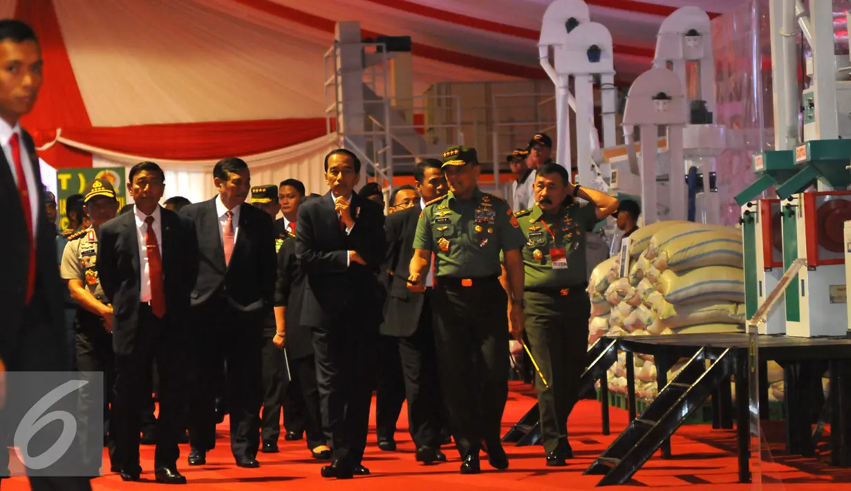 Presiden Joko Widodo didampingi Panglima TNI, Gatot Numantyo melihat pameran Alat Peralatan Pertahanan (Alpalhan) dan Pameran Sentra Pelayanan Pertanian Padi Terpadu (SP3D) di Mabes TNI, Jakarta, Senin (16/1). (Liputan6.com/Angga Yuniar)