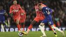 Pemain Chelsea, Cole Palmer, berebut bola dengan pemain Everton, Abdoulaye Doucoure, pada laga pekan ke-33 Liga Inggris di Stadion Stamford Bridge, Selasa (16/4/2024). (AP Photo/Ian Walton)