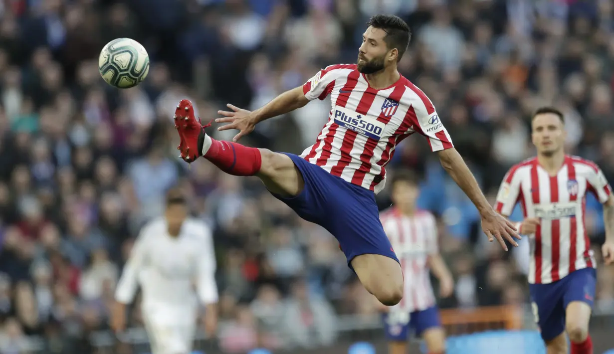 Bek Atletico Madrid, Felipe mengontrol bola saat bertanding melawan Real Madrid pada pertandingan lanjutan La Liga Spanyol di stadion Santiago Bernabeu di Madrid, Sabtu, (1/2/2020). Real Madrid menang tipis 1-0 atas Atletico Madrid. (AP Photo/Bernat Armangue)