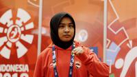 Atlet Judo Indonesia, Miftahul Jannah, berpose usai gagal berlaga pada Asian Para Games di Jiexpo, Kemayoran, Jakarta, Senin (8/10/2018). Miftah didiskualifikasi karena enggan melepas hijab nya. (Bola.com/M Iqbal Ichsan)