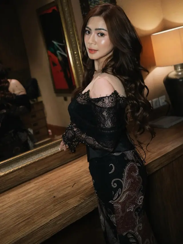 Felicya Angelista Terima Penghargaan TYOP 2025, Tampilkan Aura Businesswoman Sukses dengan Dress Batik Hitam