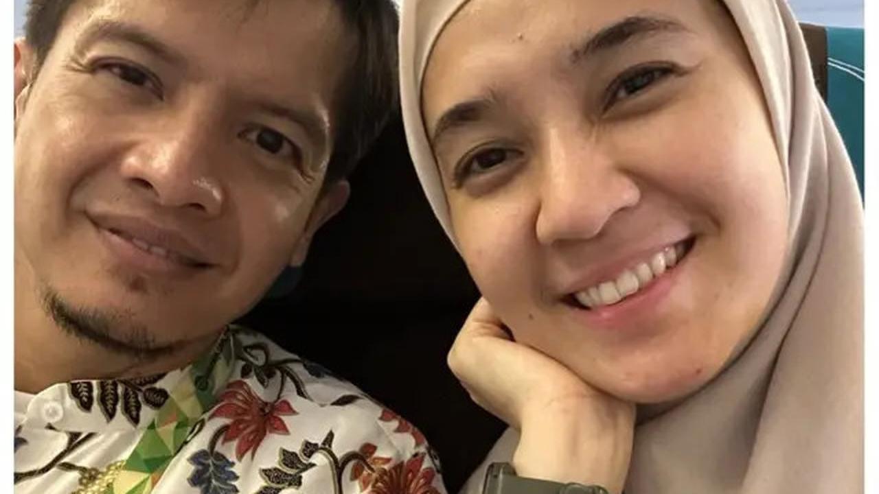 Liburan pergantian tahun mereka tahun ini bukanlah sekadar jalan-jalan biasa. Dimas dan Dhini sengaja memilih Tanah Suci sebagai destinasi untuk beribadah.