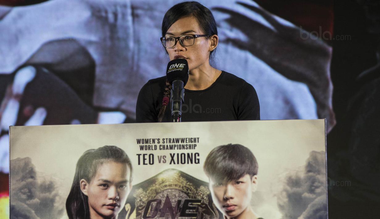 Atlet MMA asal Singapura, Tiffany Teo, saat jumpa pers jelang laga One Championship di Ballroom Hotel Fairmont, Jakarta, Kamis (18/1/2018). One Championship akan menggelar laga bertajuk Kings of Courage. (Bola.com/Vitalis Yogi Trisna)