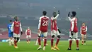 Gelandang Arsenal, Nicolas Pepe (ketiga kanan) berselebrasi dengan rekan-rekannya usai mencetak gol ke gawang Molde pada pertandingan grup B Liga Europa di Emirates Stadium di London (5/11/2020). Arsenal menang telak atas Molde 4-1. (AFP/Glyn Kirk)