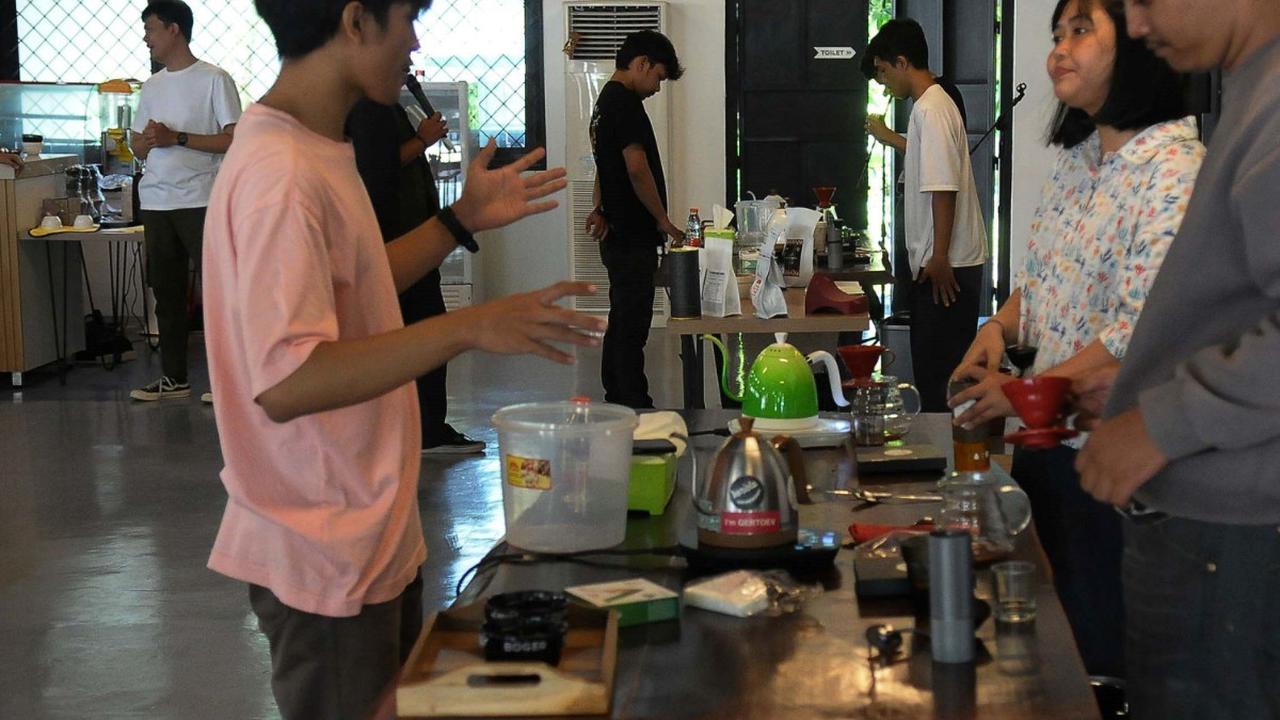 Sejumlah peserta barista muda mengikuti ajang perlombaan meracik kopi secara manual di Pusat Pelatihan Kerja Daerah (PPKD), Jakarta, Selasa (9/1/2024).
