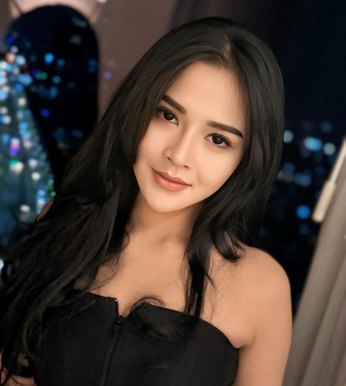 7 Potret Memikat Bella Bonita dalam Balutan Outfit Hitam Jadi Sorotan Netizen