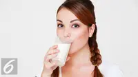 Ilustrasi Minum Susu (iStockphoto)