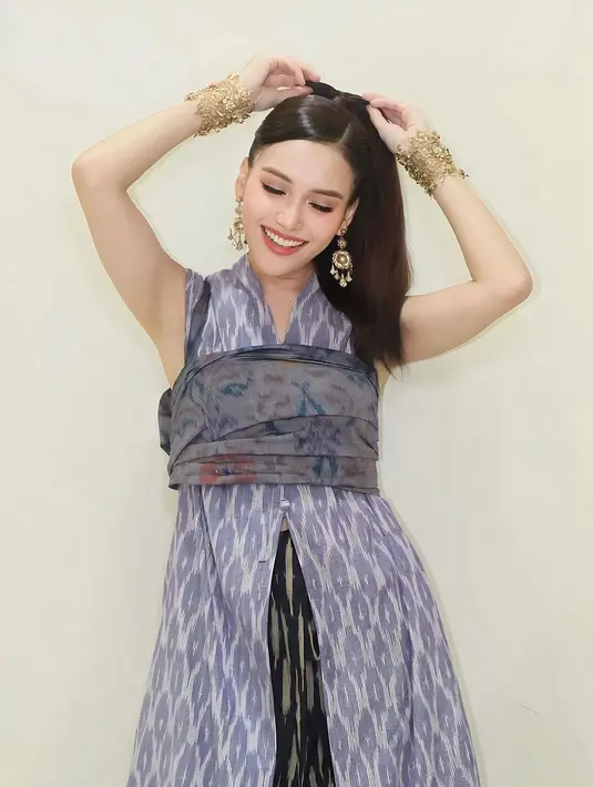 Ayu Ting Ting memperlihatkan cara seru dalam memadukan wastra menjadi looks yang lebih modern dan stylish. [@ayutingting92]