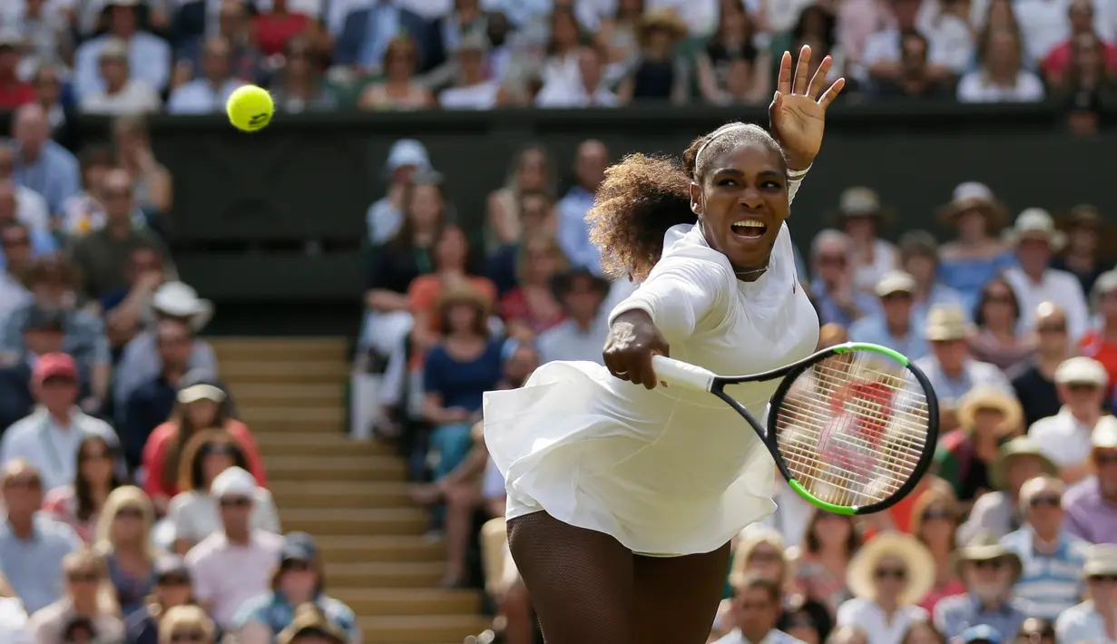 Petenis AS, Serena Williams melakukan servis ke arah petenis Jerman, Julia Gorges pada semifinal Wimbledon 2018 di London, Kamis (12/7). Serena berhasil mengalahkan Julia Goerges dalam tempo 1 jam 10 menit dengan skor 6-2 dan 6-4. (AP/Tim Ireland)