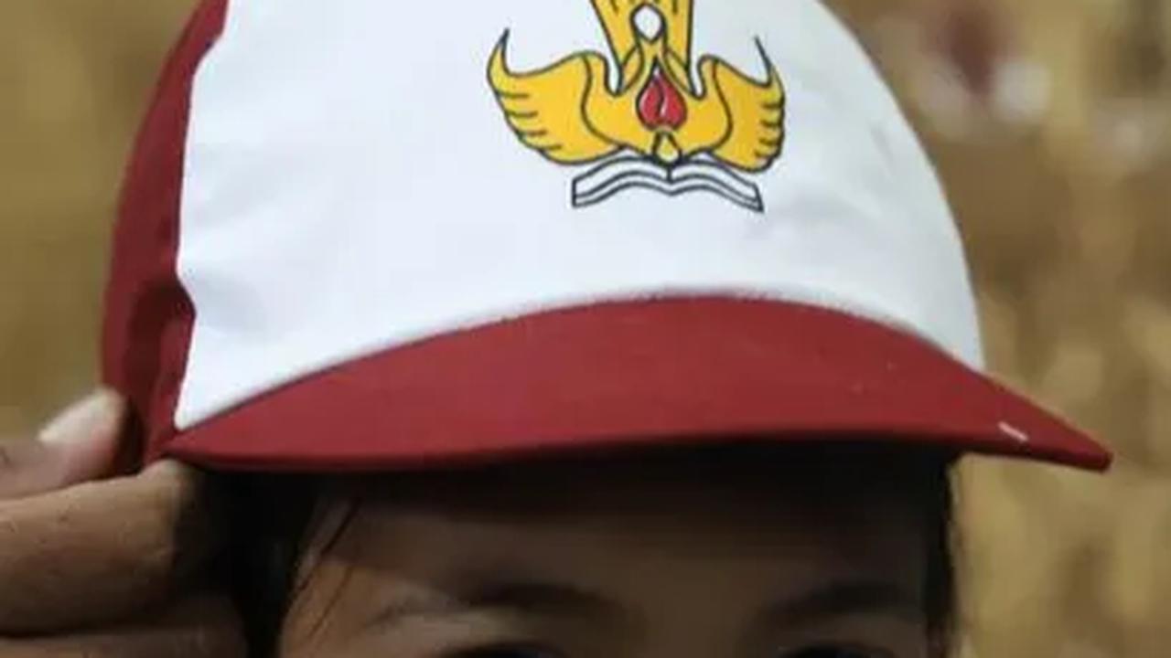Salah satu sekolah swasta di Kota Surabaya, Sekolah Menengah Pertama (SMP) Tenggilis Jaya hanya mendapatkan dua murid pada tahun ajaran baru 2023/2024. Namun, salah satu murid baru justru mengundurkan diri.
