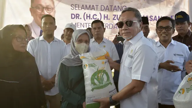 Menteri Perdagangan Zulkifli Hasan dalam Gerakan Pangan Murah (GPM) di lapangan Jambi Business Center (JBC), Kecamatan Jambi Selatan, Kota Jambi, Jambi, pada Sabtu, (23/9/2023). (Dok Kemendag)