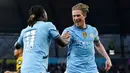 Pemain Manchester City, Kevin De Bruyne (kanan) melakukan selebrasi bersama Jeremy Doku setelah mencetak gol ke gawang Wolverhampton dalam laga lanjutan Liga Inggris 2024/2025 di Etihad Stadium, Manchester, Inggris, Jumat (02/05/2025) waktu setempat. (AP Photo/PA/Martin Rickett)