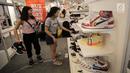 Penjual merapikan sepatu sneaker pada bazar Sneakerpeak Kemang Quatro di Lippo Mall Kemang, Jakarta, Rabu (20/11). Sneakerpeak Kemang Quatro menawarkan sejumlah sepatu sneaker dari berbagai model dan pilihan harga. (Liputan6.com/Fery Pradolo)