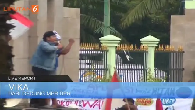 Liputan6.com melaporkan secara langsung situasi demo sopir taksi dari depan gedung DPR/MPR