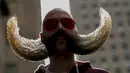 Seorang pria bernama MJ Johnson dengan kumis uniknya saat ikut kontes Nasional Beard dan Moustache Championships di New York, (6/11/2015) . (REUTERS/Brendan McDermid)