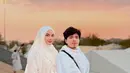 Tunaikan ibadah Haji, Atta Halilitar dan Aurel Hermansyah tampil serasi dengan busana muslim serba putih [@attahalilintar]