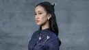 Momen lain menampilkan Keisya dalam balutan kebaya janggan warna hitam, lengkap dengan bros emas yang disematkan di dadanya. [@keisyalevronka].