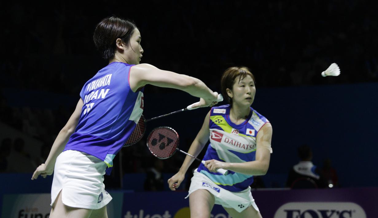 Pasangan Jepang, Ayako Sakuramoto/Yukiko Takahata, saat melawan wakil Indonesia, Greysia Polii/Apriyani Rahayu, pada Indonesia Open 2019 di Istora, Jakarta, Selasa (16/7). Pasangan Indonesia menang 21-15, 21-16. (Bola.com/M Iqbal Ichsan)