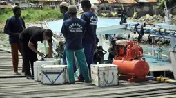 Seorang petugas dari Direktorat Kepolisian Perairan Polda Sulsel, memeriksa barang bukti bom ikan beserta tersangka nelayan pemiliknya di Makassar, Sulsel, Rabu (18/4). (Antara)