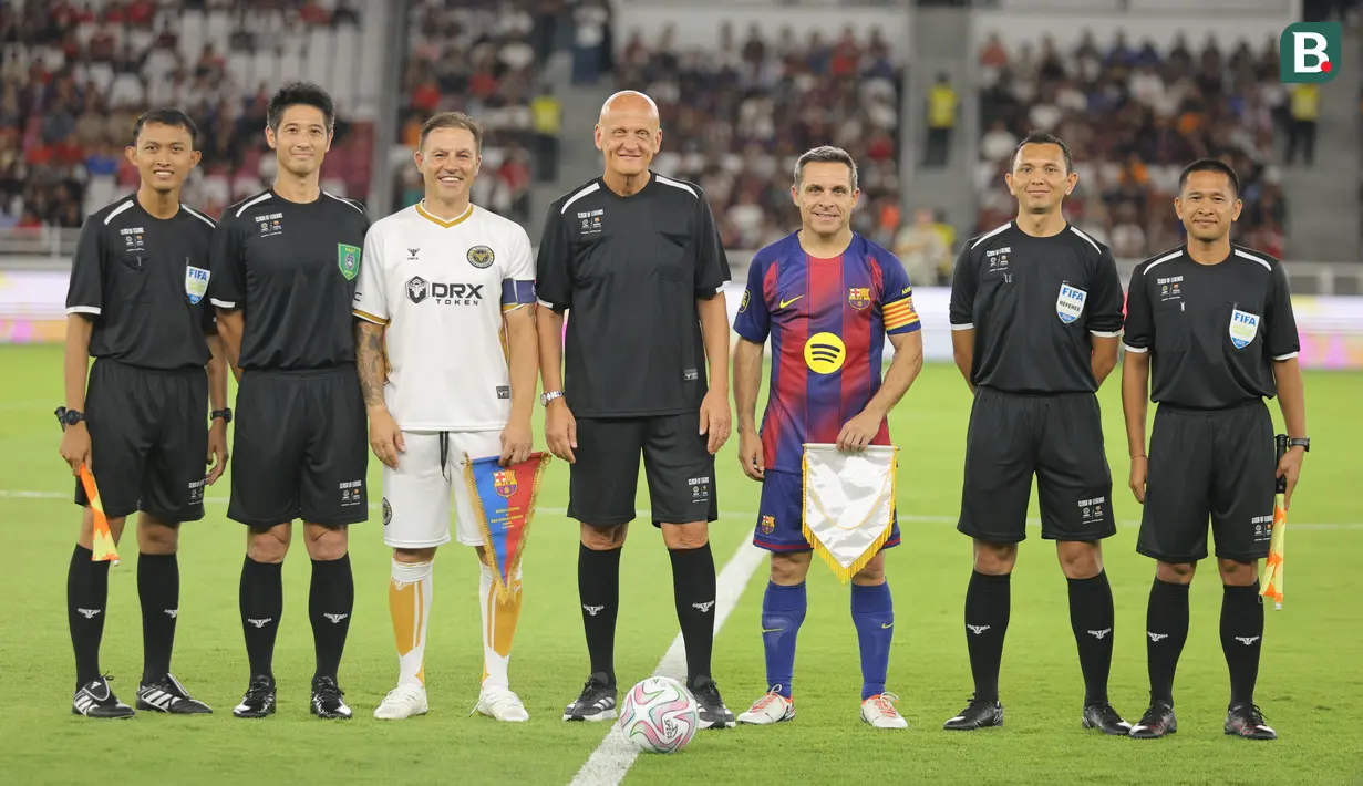 Wasit Pierluigi Collina memimpin laga Clash of Legends antara Barcelona Legends melawan DRX World Legends di Stadion Utama Gelora Bung Karno (SUGBK), Senayan, Jakarta, Sabtu (18/04/2026). (Bola.com/Bagaskara Lazuardi)
