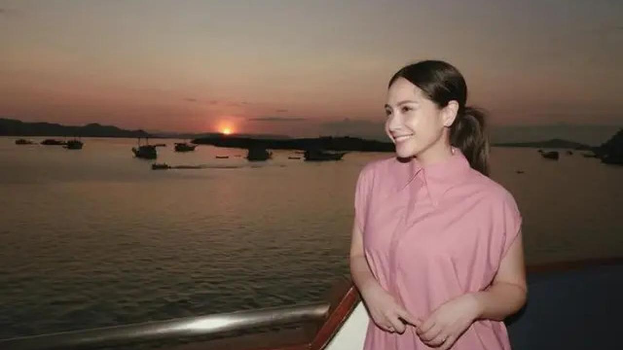 4 Potret Menawan Nagita Slavina di Labuan Bajo, Tampil Elegan dengan Dress Pink