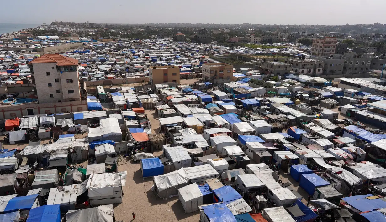 Tenda-tenda yang menampung para pengungsi internal Palestina memadati garis pantai di Deir el-Balah, Jalur Gaza tengah pada 10 Mei 2024. (Foto: AFP)