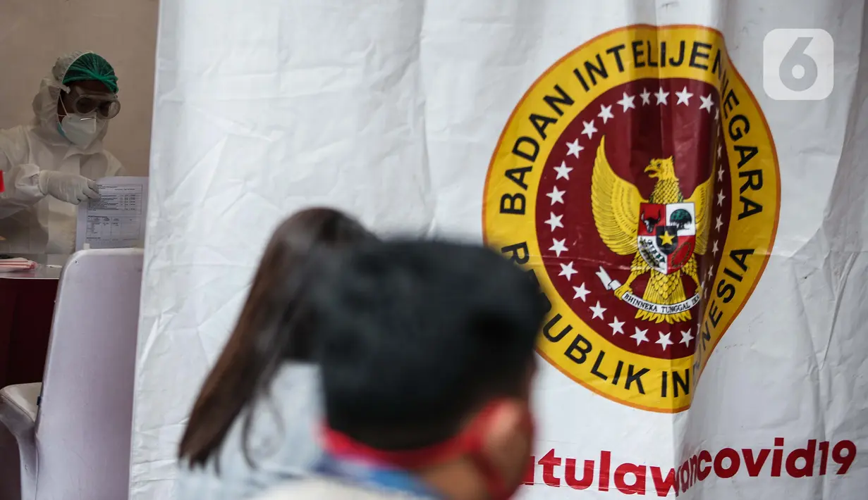 Petugas kesehatan mendata pegawai KPU dan Wartawan saat mengikuti swab test dan tes diagnostik cepat (rapid test) COVID-19 secara massal di Gedung KPU, Jakarta, Selasa (4/8/2020). Tes diagnositk cepat dan swab test diselenggarakan BIN bekerja sama dengan Kemenkes. (merdeka.com/Faizal Fanani)