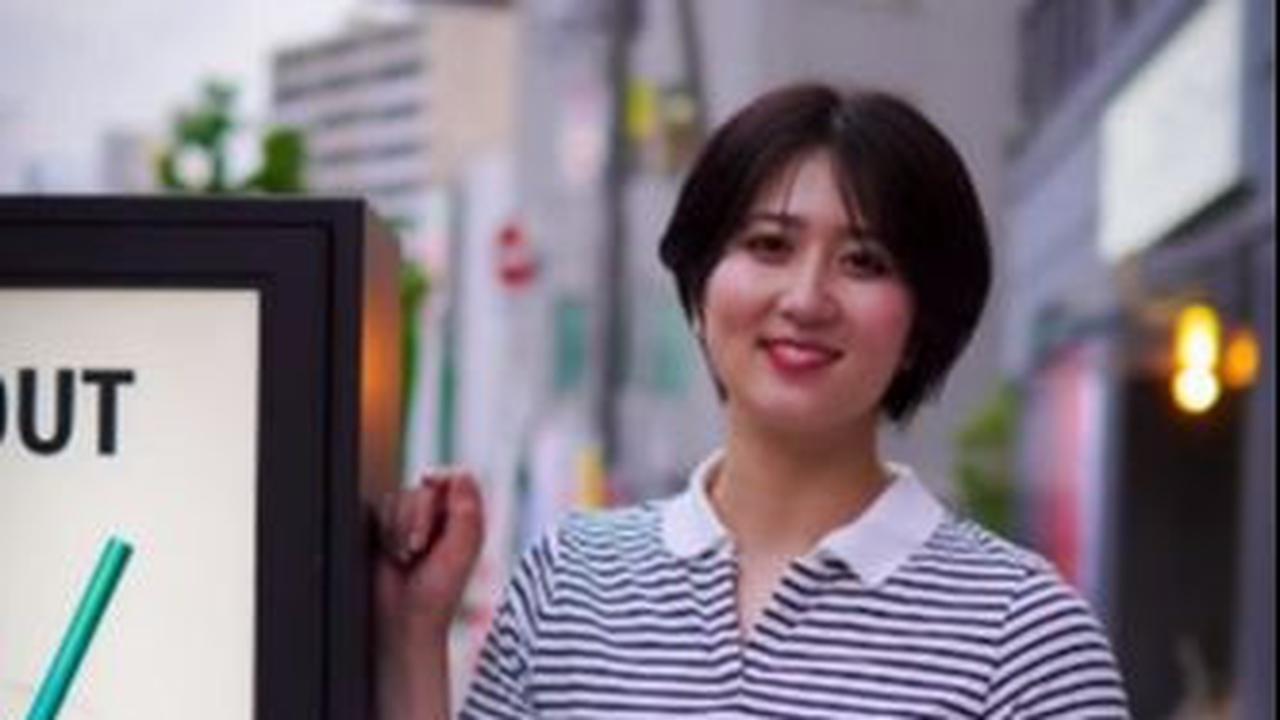 Namun, perekam video kemudian mengajari gadis tersebut untuk berpose.