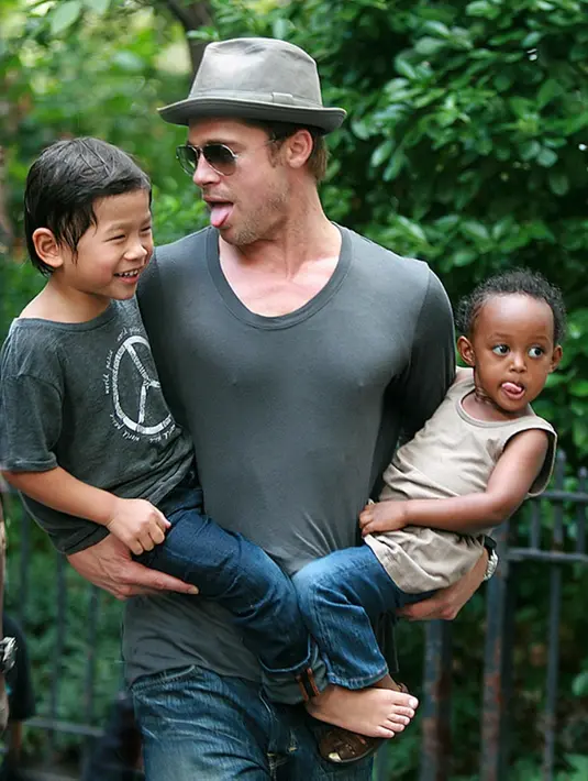 Brad Pitt saat tengah iseng! Lihat deh ekspresi anak-anaknya, gemas banget! (SplashNews/HollywoodLife)