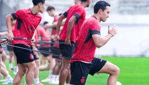 Pemain Persik Kediri Ezra Walian saat mengikuti latihan bareng Persik. (Gatot Sumitro/Bola.com)
