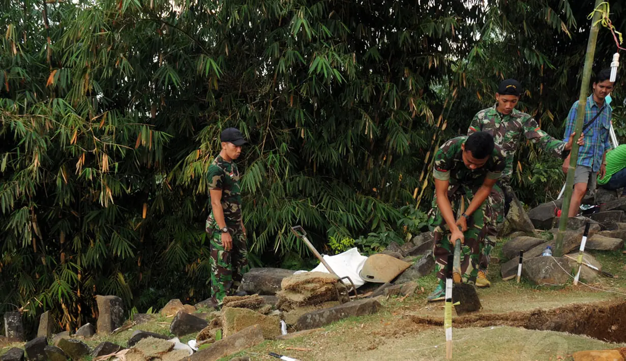 Tim Nasional Penelitian Situs Gunung Padang dibantu TNI AD melakukan ekskavasi di gunung yang terletak di Kampung Cimanggu, Cianjur, Jawa Barat, (19/9/2014). (Liputan6.com/Helmi Fithriansyah)