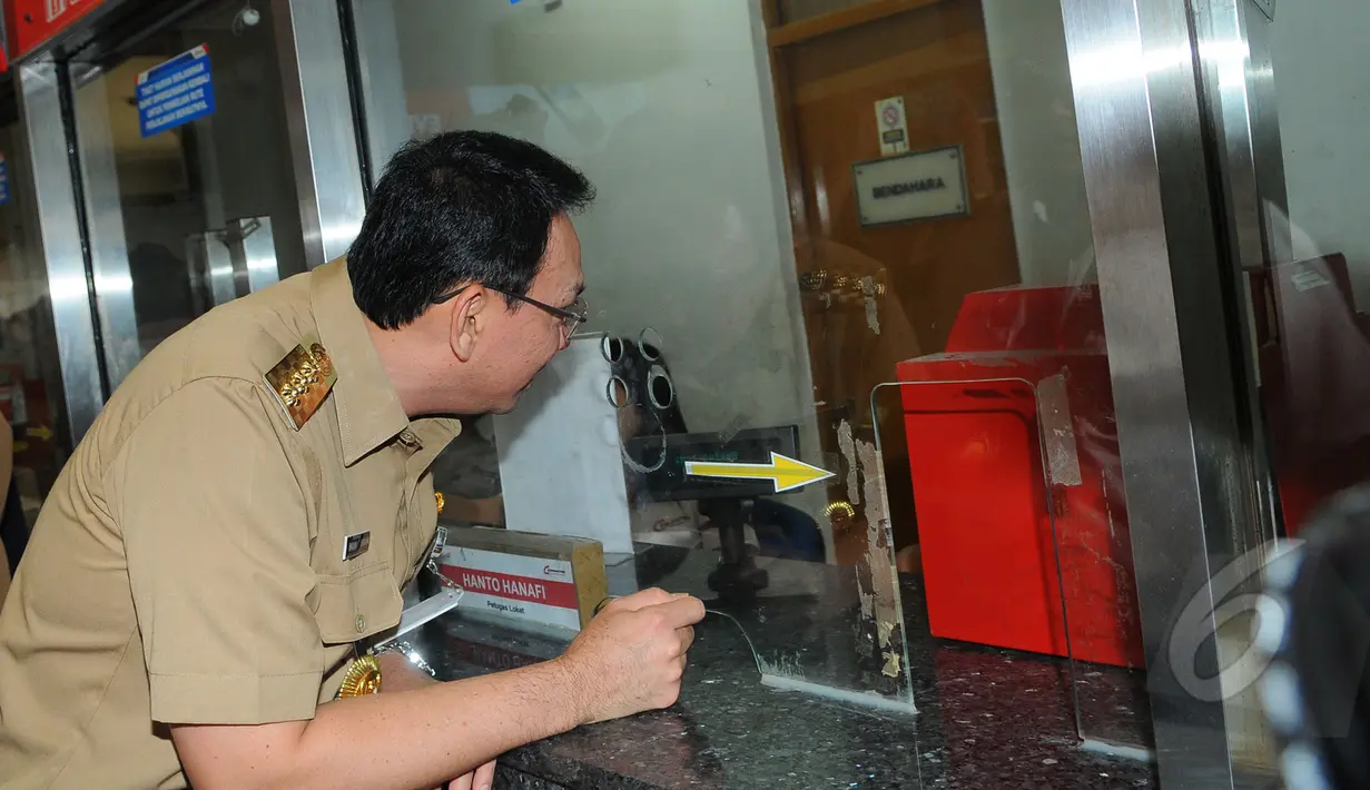 Gubernur DKI Jakarta Basuki T Purnama memantau kondisi Stasiun Tanah Abang, Jakarta, Rabu (15/4/2015). Pemprov DKI rencananya akan membangun jembatan penghubung dari Stasiun Tanah Abang menuju Pasar Blok G Tanah Abang. (Liputan6.com/Herman Zakharia)