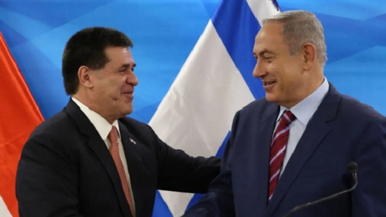 Presiden Paraguay Horacio Cartes (kiri) dan Perdana Menteri Israel Benjamin Netanyahu  (Gali Tibbon/AFP)