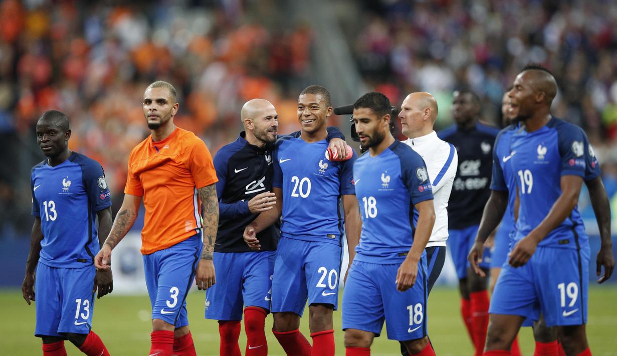 Ekspresi kebahagiaan pemain Prancis usai mengalahkan Belanda pada kualifikasi Piala Dunia 2018 Grup A di Stade de France stadium, Saint-Denis, (31/8/2017). Prancis menang 4-0. (AP/Christophe Ena)