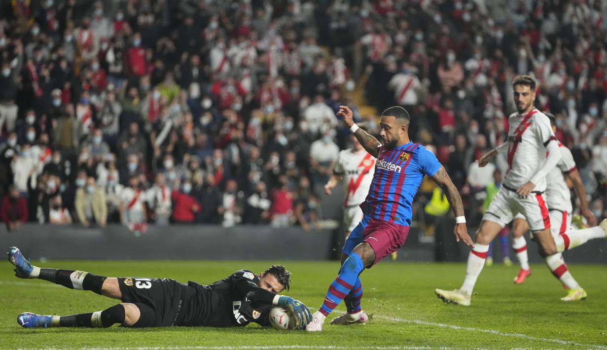 Momen paling krusial adalah ketika Memphis Depay mendapat peluang terbaik, yakni via penalti pada menit ke-71. Sayang, arah tendangan 'rekan senegara' Koeman tersebut berhasil dibaca dan diblok kiper Stole Dimitrievski. (AP Photo/Manu Fernandez)