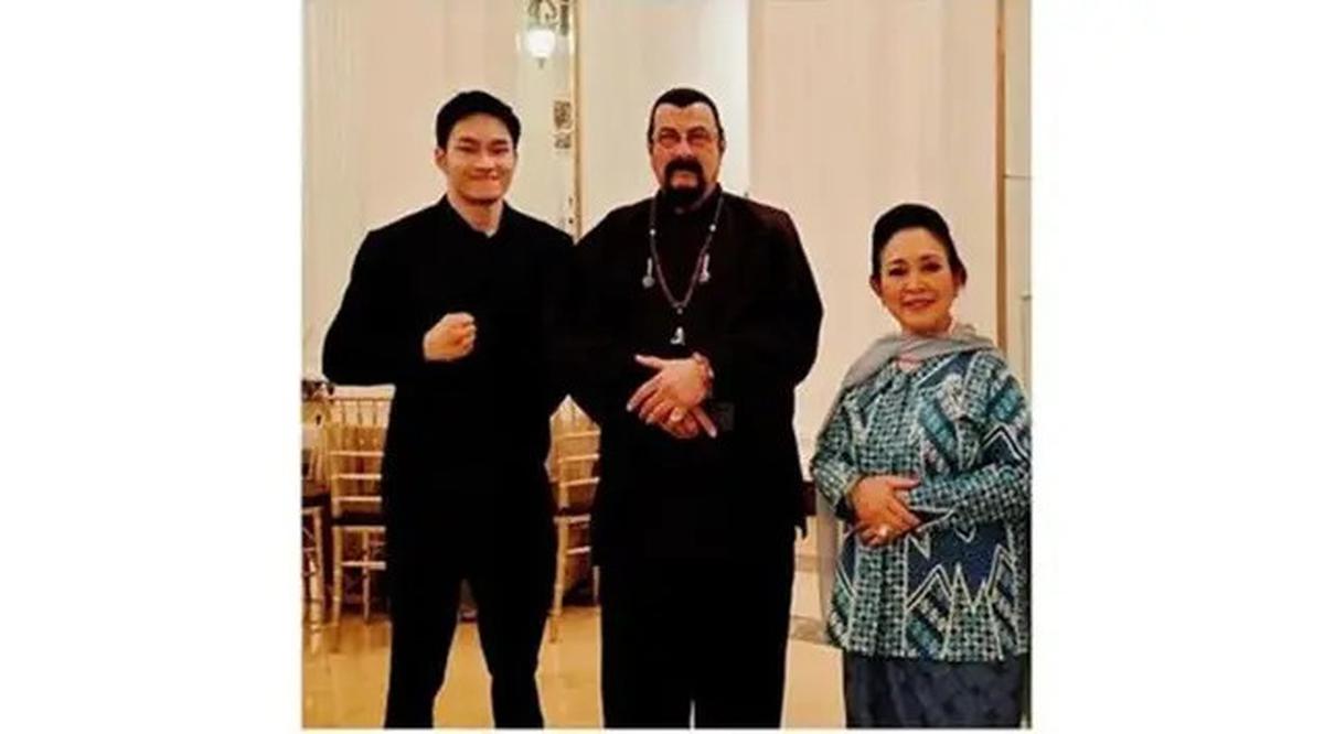 6 Potret Azka Corbuzier Bertemu Steven Seagal, Ngobrol Tentang Seni Bela Diri