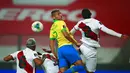 Pemain Brasil Richarlison (tengah) berebut bola dengan pemain Peru Luis Abram (kanan) pada pertandingan kualifikasi Piala Dunia 2022 di National Stadium, Lima, Peru, Selasa (13/10/2020). Brasil menang 4-2 dengan lewat hattrick dari Neymar. (Daniel Apuy, Pool via AP)