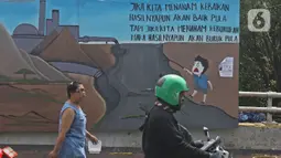 Pejalan kaki dan warga melintasi mural yang berisi pesan ajakan untuk menjaga lingkungan di Jalan Tambak, Manggarai, Jakarta, Selasa (11/2/2020). Mural tersebut bertujuan mengingatkan bahwa permasalahan lingkungan merupakan masalah serius yang harus dihadapi bersama. (Liputan6.com/Herman Zakharia)