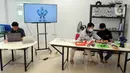 Mahasiswa magang merakit robot di Kampong Robot, Sarua, Ciputat, Tangerang Selatan, Banten, Jumat (18/3/20222). Kampong Robot yang memiliki program field trip untuk umum ini mengkhususkan pada edukasi robot dari tingkat TK hingga perguruan tinggi. (merdeka.com/Arie Basuki)