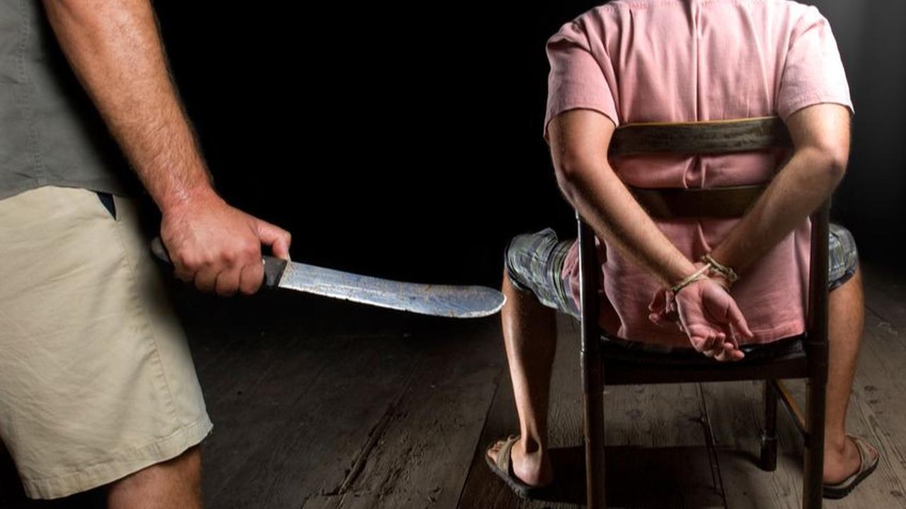 "Dari hasil pemeriksaan, didapatkan ada 4 mata lubang. Dua di lengan dan dua lagi di perut dada bawah. Jadi empat mata luka," ujar Kasat Reskrim.