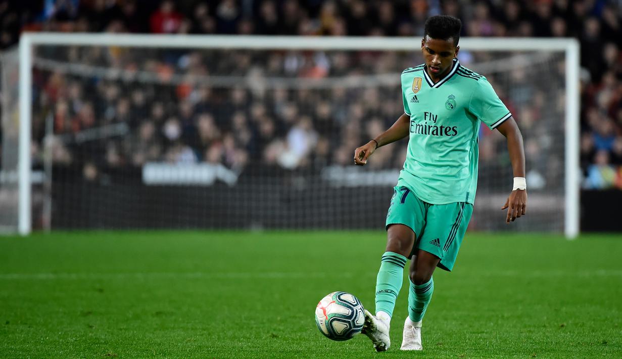 14. Rodrygo (Real Madrid) - Performa winger berusia 19 tahun ini sangat apik bersama Real Madrid di awal kompetisi musim 2020/2021. Rodrygo dilabuhkan Real Madrid dari Santos dengan transfer senilai 45 juta euro pada 2019. (AFP/Jose Jordan)