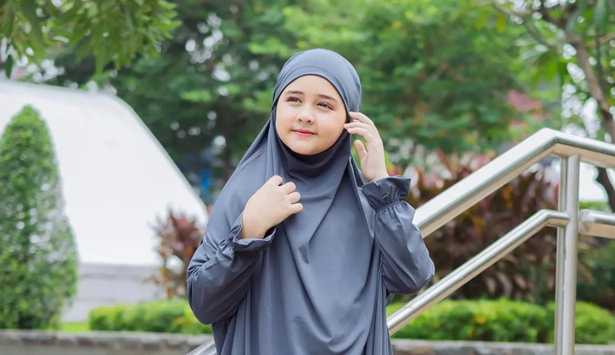 Debut bermain sinetron sejak usia 6 tahun, sosok Ciara Nadine Brosnan memang sudah banyak menghiasi layar kaca sebegai pemeran anak-anak. Menjadi seorang gadis keturunan Irlandia, Spanyol dan Indonesia, parasnya pun kerap mencuri perhatian netizen. Liputan6.com/IG/@ciara_nadine_brosnan)