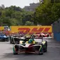  Para pembalap Formula E saling memacu mobilnya dalam ePrix Buenos Aires, Februari lalu. (Fiaformulae.com)