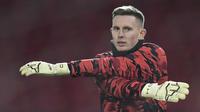 Dean Henderson lebih unggul dalam hal keberanian keluar dari area aman. Ia lebih sering keluar dari sarangnya untuk mencegah serangan lawan atau disebut keeper sweepings. (AFP/Shaun Botterill/Pool)