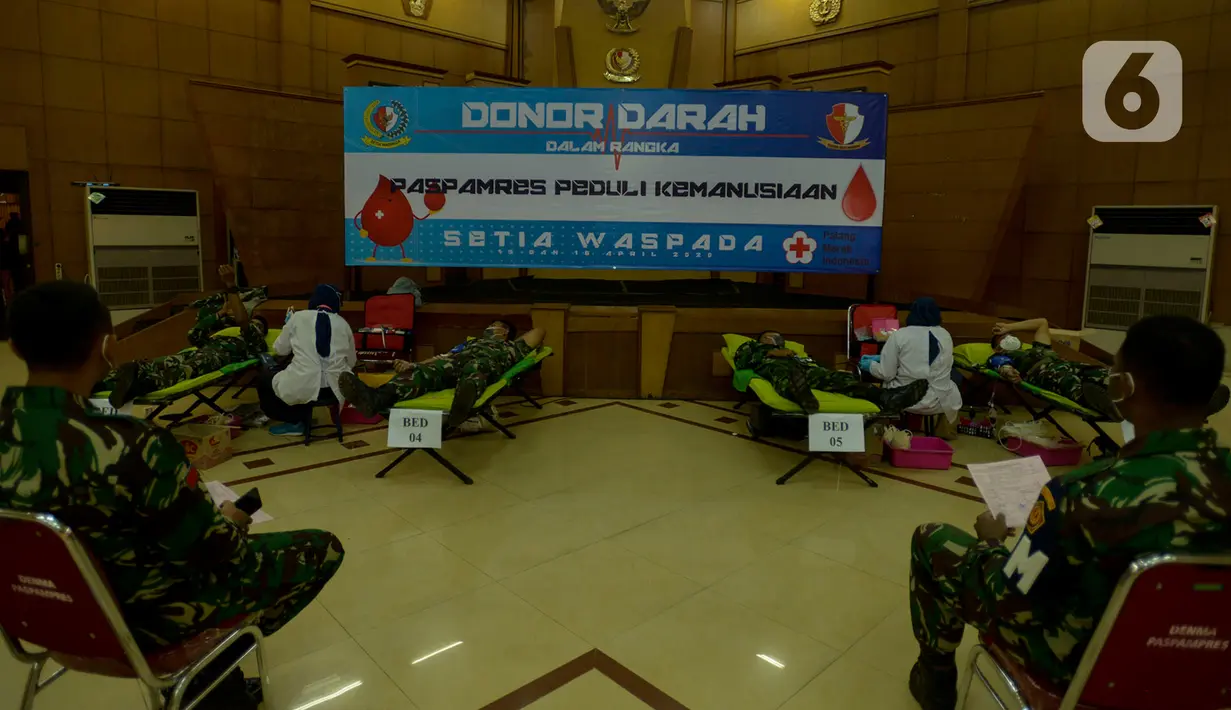 Anggota Paspampres melakukan donor darah di Kawasan Mako Paspampres,Jakarta, Rabu (15/4/2020). Donor daran dan pembagian sembako sebagai bentuk kepedulian kemanusian di tengah pandemi virus COVID-19. (merdeka.com/Imam Buhori)
